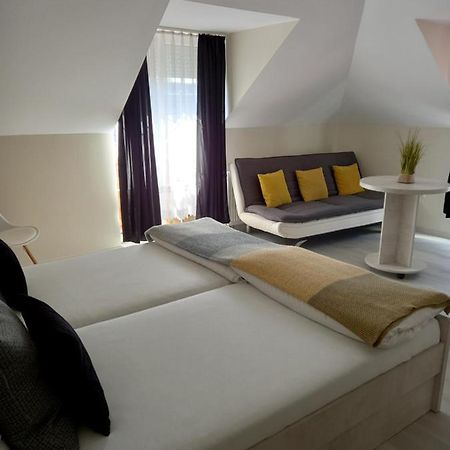 Viola Vendeghaz Bed & Breakfast Papa Bagian luar foto