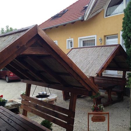 Viola Vendeghaz Bed & Breakfast Papa Bagian luar foto