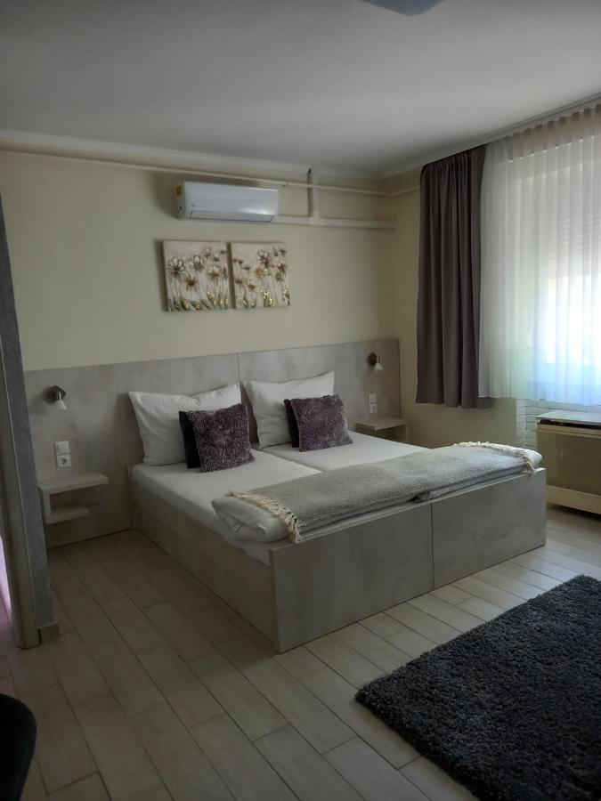 Viola Vendeghaz Bed & Breakfast Papa Bagian luar foto