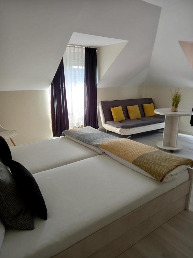 Viola Vendeghaz Bed & Breakfast Papa Bagian luar foto