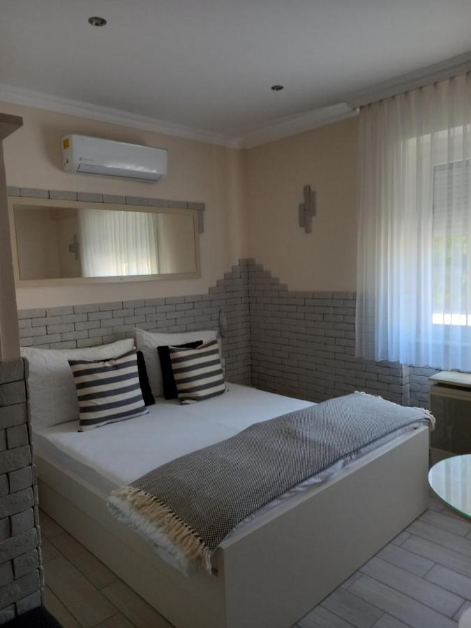 Viola Vendeghaz Bed & Breakfast Papa Bagian luar foto