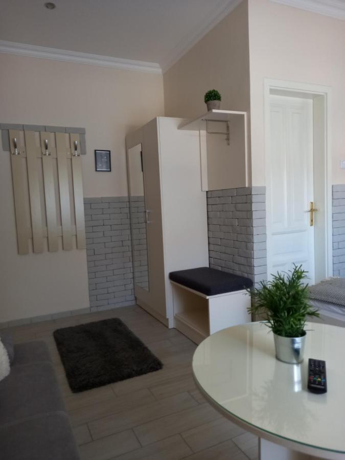 Viola Vendeghaz Bed & Breakfast Papa Bagian luar foto