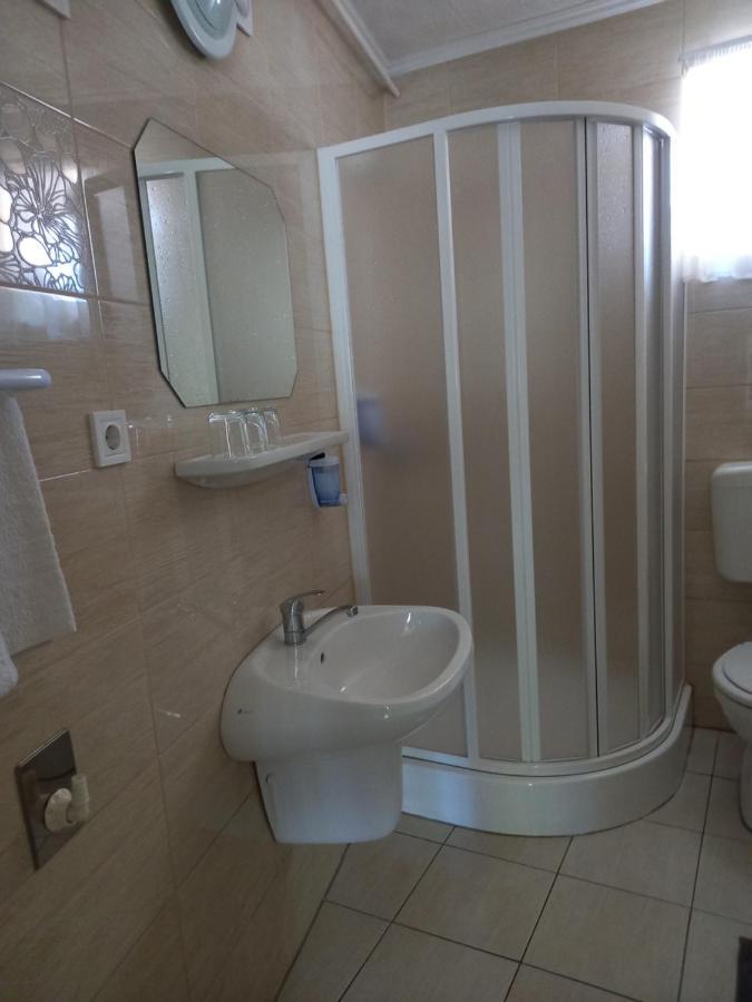 Viola Vendeghaz Bed & Breakfast Papa Bagian luar foto