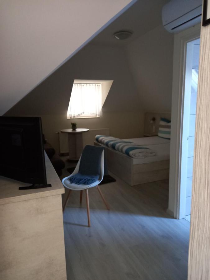 Viola Vendeghaz Bed & Breakfast Papa Bagian luar foto