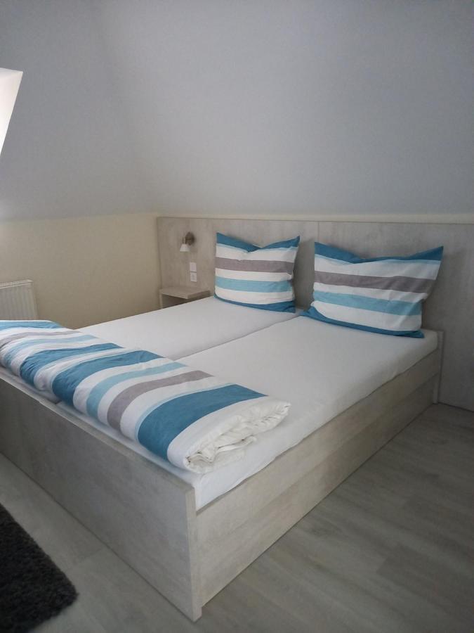 Viola Vendeghaz Bed & Breakfast Papa Bagian luar foto