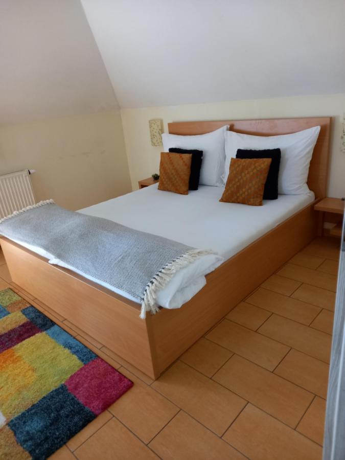 Viola Vendeghaz Bed & Breakfast Papa Bagian luar foto