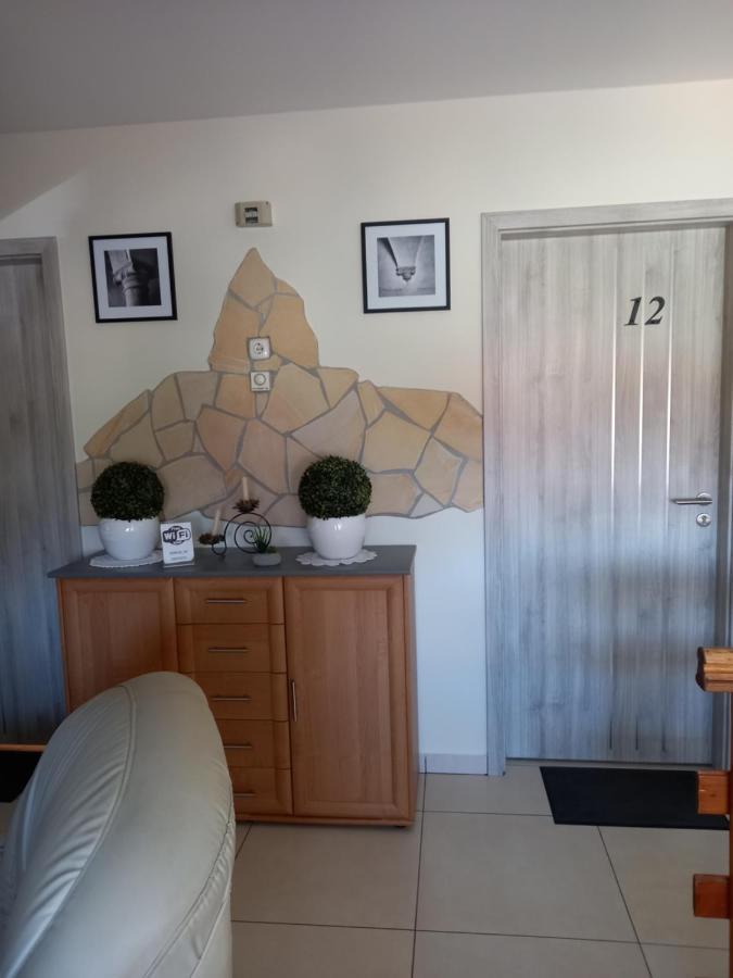 Viola Vendeghaz Bed & Breakfast Papa Bagian luar foto