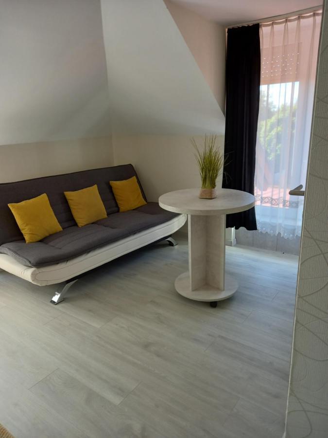 Viola Vendeghaz Bed & Breakfast Papa Bagian luar foto