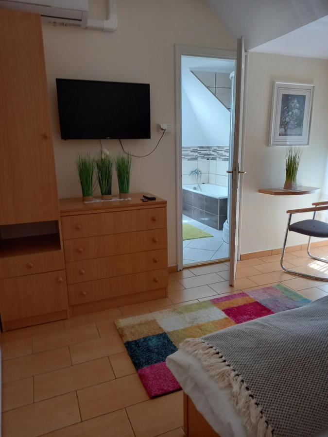 Viola Vendeghaz Bed & Breakfast Papa Bagian luar foto
