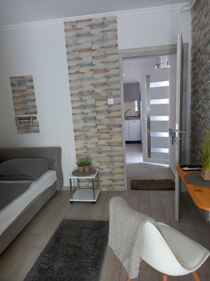 Viola Vendeghaz Bed & Breakfast Papa Bagian luar foto
