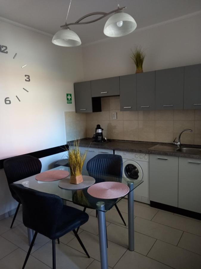 Viola Vendeghaz Bed & Breakfast Papa Bagian luar foto