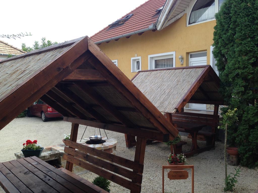 Viola Vendeghaz Bed & Breakfast Papa Bagian luar foto