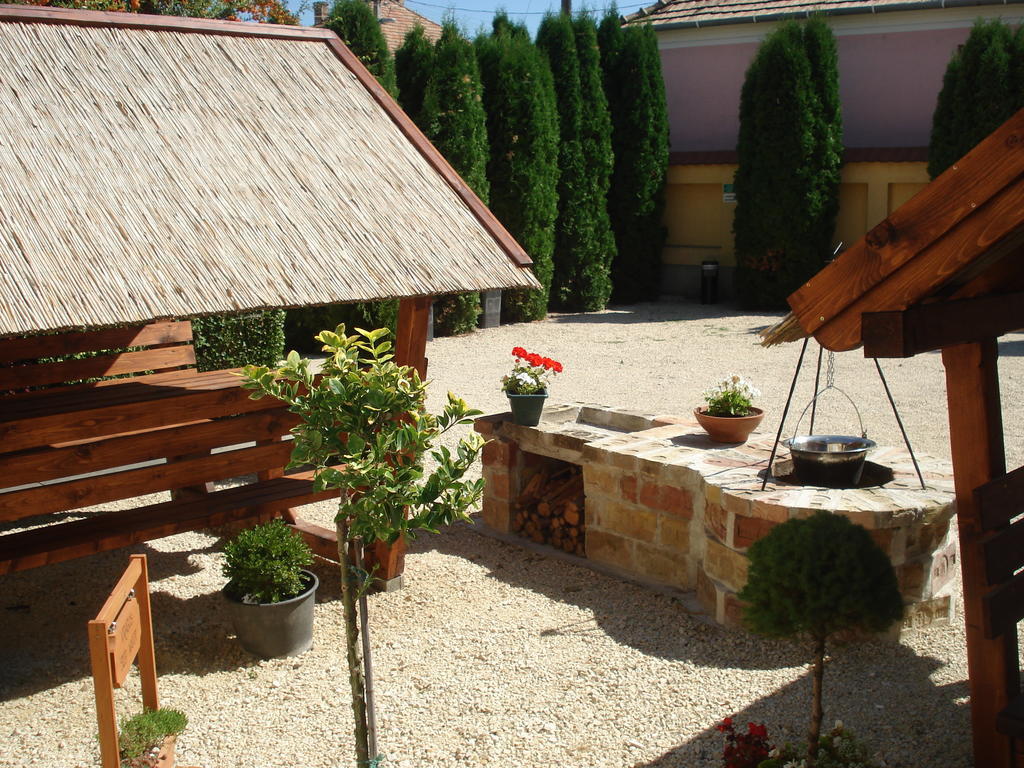 Viola Vendeghaz Bed & Breakfast Papa Bagian luar foto