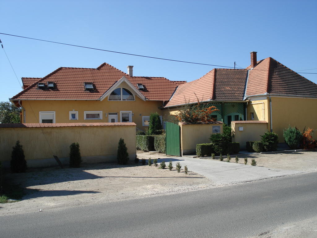 Viola Vendeghaz Bed & Breakfast Papa Bagian luar foto